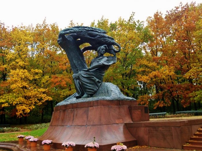 Chopin Denkmal im Lazienki Park (C) Conti-Reisen