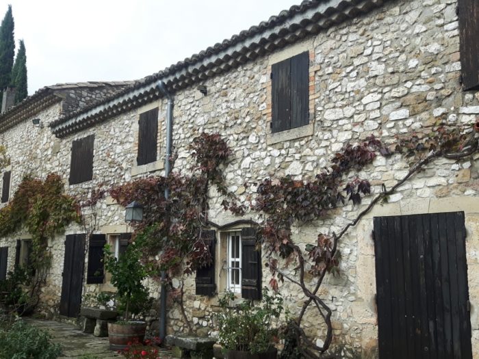 Jahrhunderte alte Weingüter in der Drôme laden zum Besuch ein (C) Conti-Reisen
