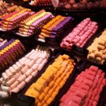 Lyon Farbenfrohe Süßigkeiten in der Markthalle Paul Bocuse (C) Conti-Reisen