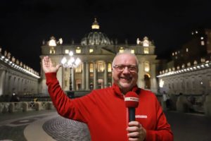 DOMRADIO.DE-Diakon Willibert Pauels vor dem Petersdom (C) DOMRADIO.DE