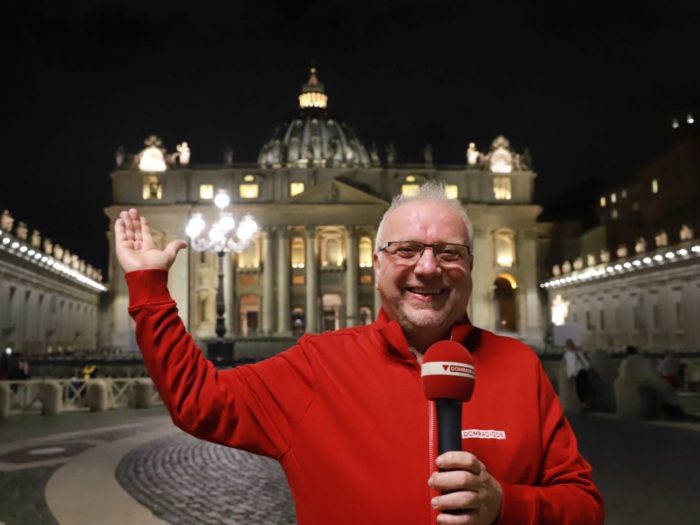 DOMRADIO.DE-Diakon Willibert Pauels vor dem Petersdom (C) DOMRADIO.DE