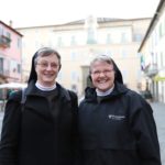 Schwester Josefa und Schwester Katharina vor der Sommerresidenz der Päpste (C) DOMRADIO.DE