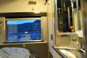 Die privaten Schlafwagenabteile mit Stockbett, Waschbecken und Toilette sind behaglich ausgestattet.