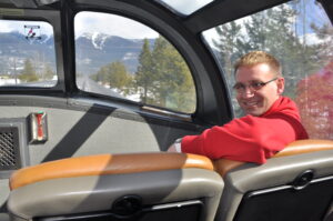 Dr. Martin Wein genießt die Aussicht im Panoramawagen.