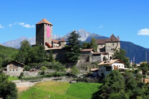 Schloss_Tirol_CCBYSA4.0_Uwelino-at-wikimedia.commons