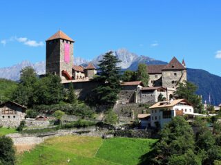Schloss_Tirol_CCBYSA4.0_Uwelino-at-wikimedia.commons